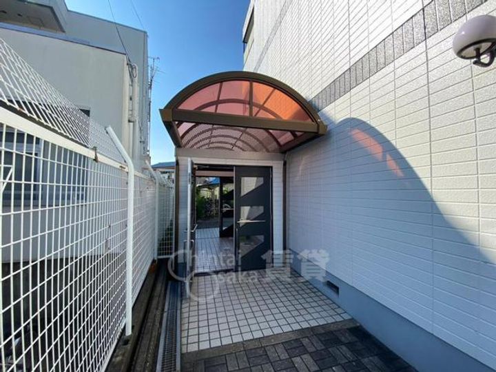 大阪府箕面市半町3丁目の賃貸アパートの玄関
