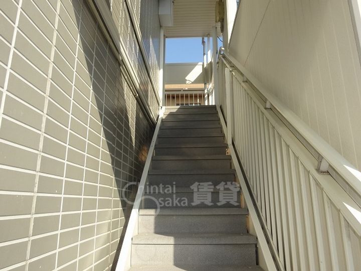 大阪府茨木市春日1丁目の賃貸アパートの玄関