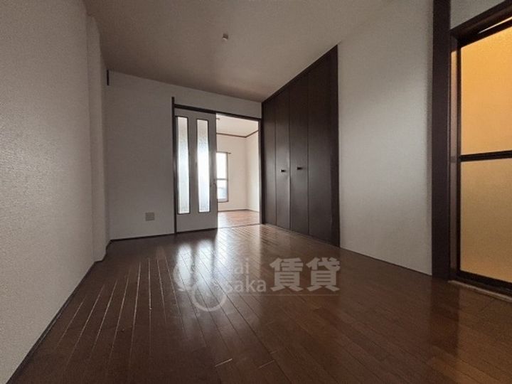 大阪府茨木市新中条町の賃貸マンションの居間