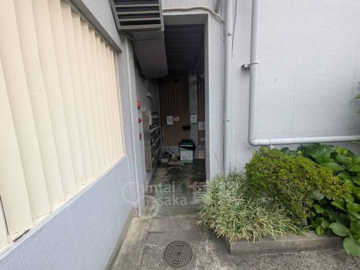 大阪府茨木市新中条町の賃貸マンションの玄関