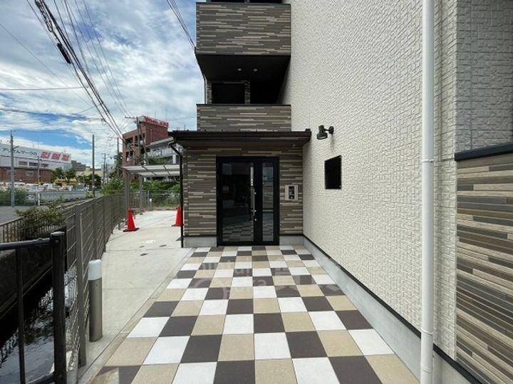 大阪府吹田市青葉丘南の賃貸アパートの玄関