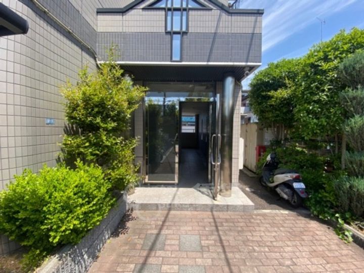 大阪府吹田市岸部中4丁目の賃貸マンションの玄関