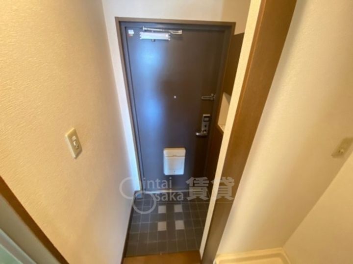 大阪府吹田市岸部中4丁目の賃貸マンションの玄関