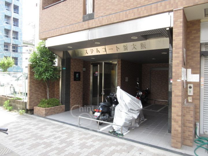 エステムコート新大阪の玄関