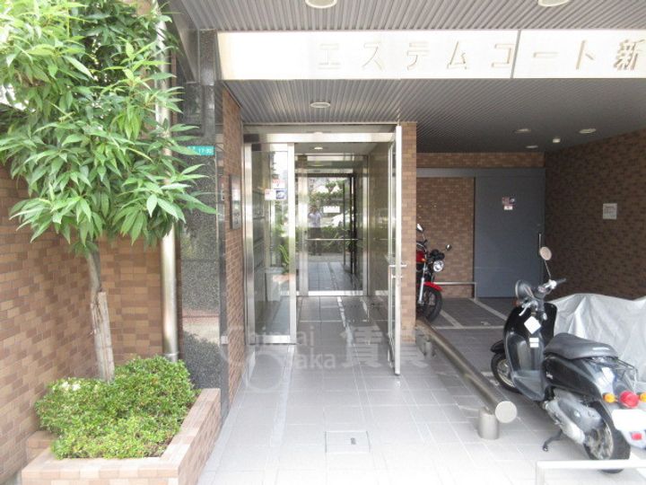 エステムコート新大阪の玄関
