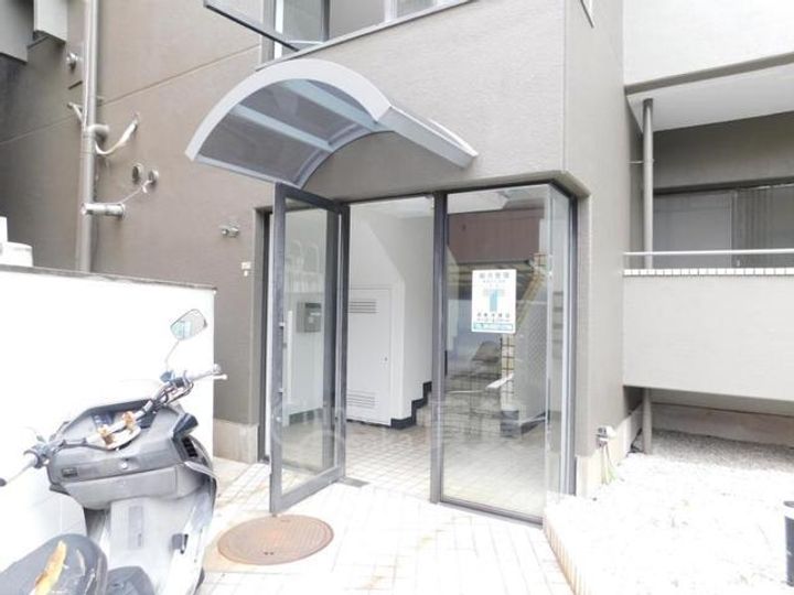大阪府豊中市東豊中町6丁目の賃貸マンションの玄関