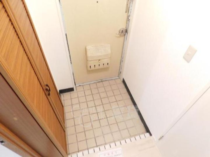 大阪府豊中市東豊中町6丁目の賃貸マンションの玄関