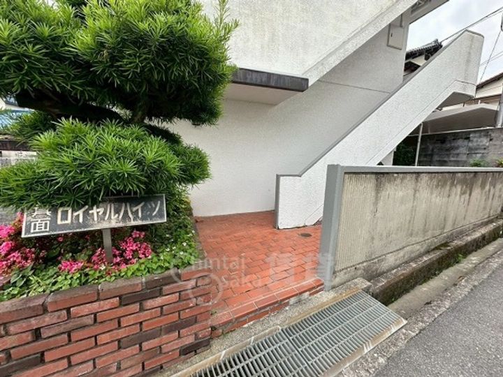 箕面ロイヤルハイツの玄関