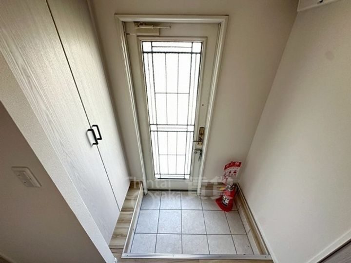 大阪府箕面市小野原東6丁目の賃貸アパートの玄関