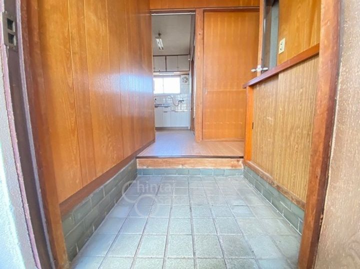八番館の玄関