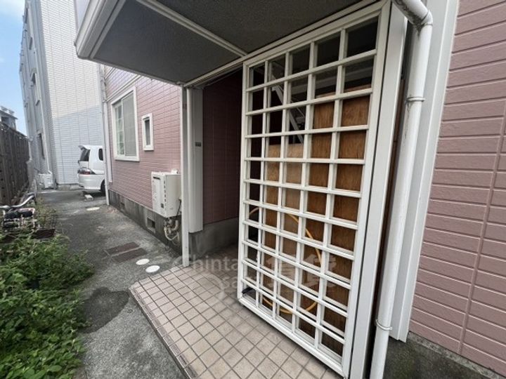 大阪府豊中市桜の町3丁目の賃貸アパートの玄関