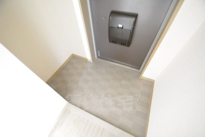 大阪府豊中市上新田3丁目の賃貸マンションの玄関