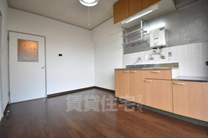 大阪府摂津市鶴野4丁目の賃貸マンションの居間