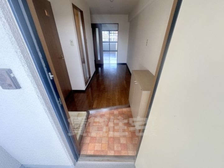 大阪府吹田市千里山西5丁目の賃貸マンションの玄関