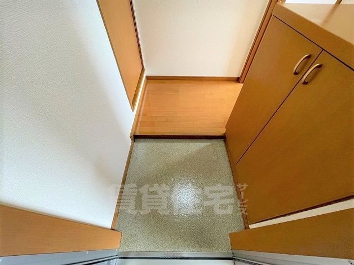 大阪府東大阪市中鴻池町3丁目の賃貸アパートの玄関