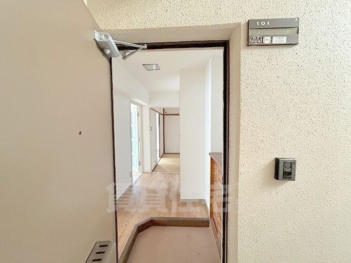 メゾンサンシティーの玄関