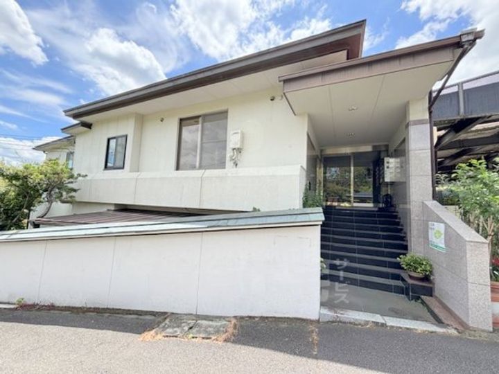 京都府京都市右京区鳴滝音戸山町の賃貸マンションの外観