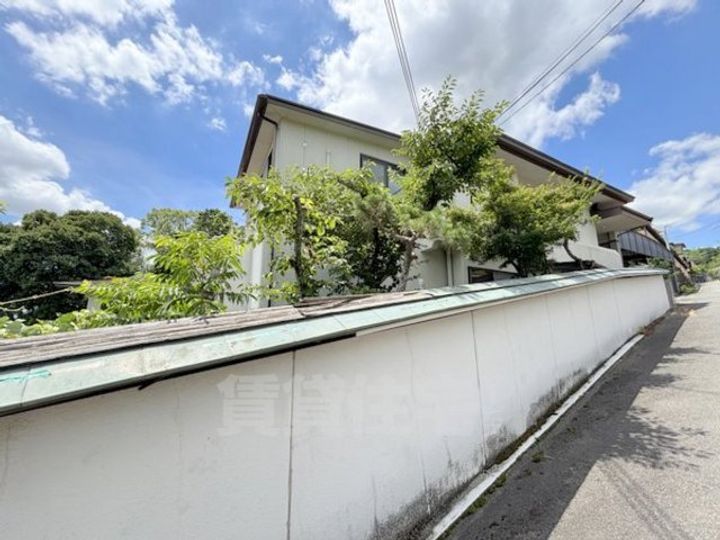 京都府京都市右京区鳴滝音戸山町の賃貸マンションの外観