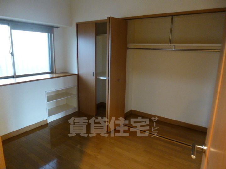 愛知県名古屋市昭和区山里町の賃貸マンションの居間