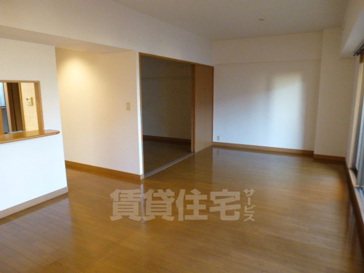 愛知県名古屋市昭和区山里町の賃貸マンションの居間