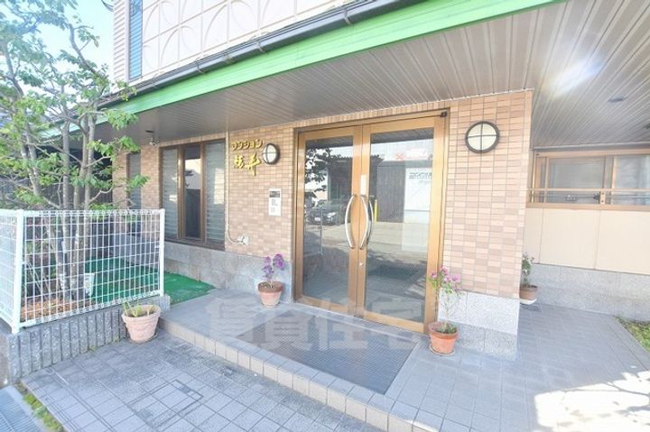 福寿マンションの玄関