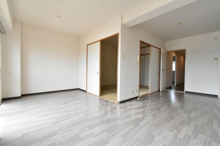 大阪府堺市西区上野芝向ヶ丘町6丁の賃貸マンションの居間