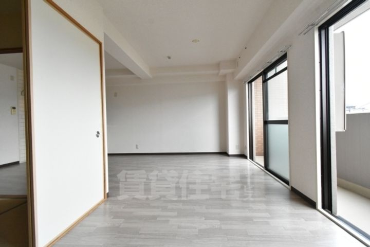 大阪府堺市西区上野芝向ヶ丘町6丁の賃貸マンションの居間