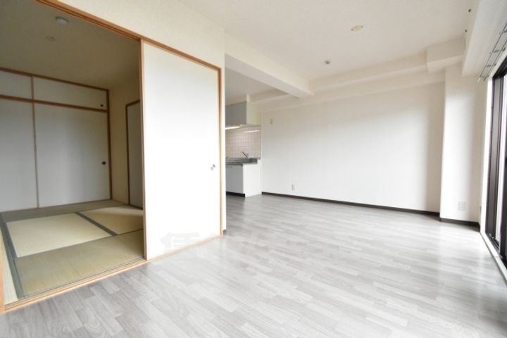 大阪府堺市西区上野芝向ヶ丘町6丁の賃貸マンションの居間