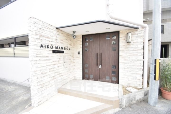 大阪府堺市堺区浅香山町3丁の賃貸マンションの玄関