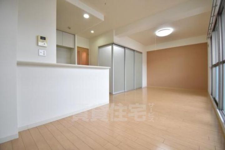 大阪府摂津市千里丘東5丁目の賃貸マンションの居間