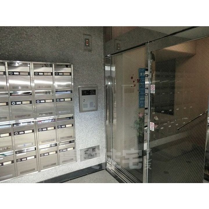 京都府京都市伏見区新町11丁目の賃貸マンションの玄関