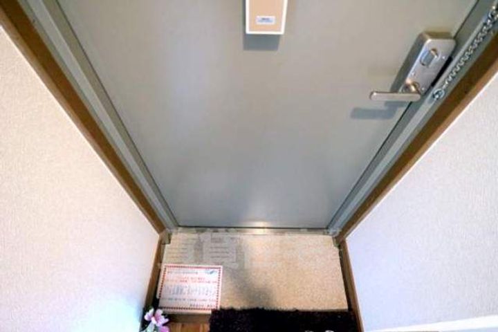 京都府京都市伏見区深草西浦町2丁目の賃貸マンションの玄関