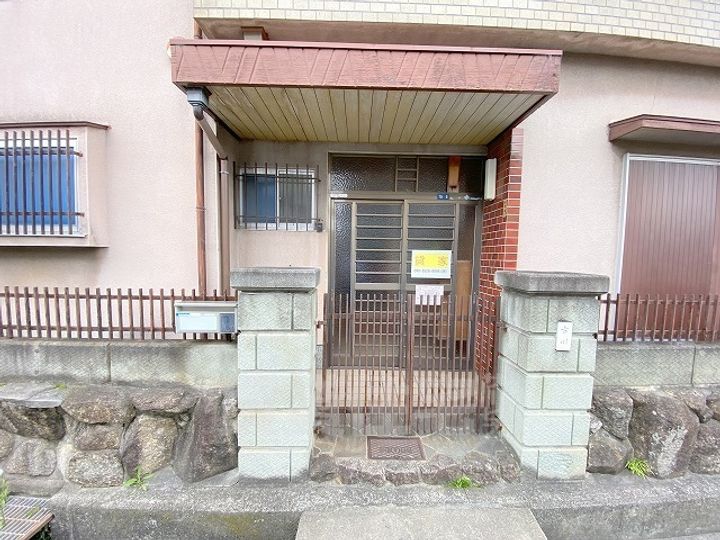 大阪府羽曳野市高鷲6丁目(一戸建)の賃貸物件1の玄関