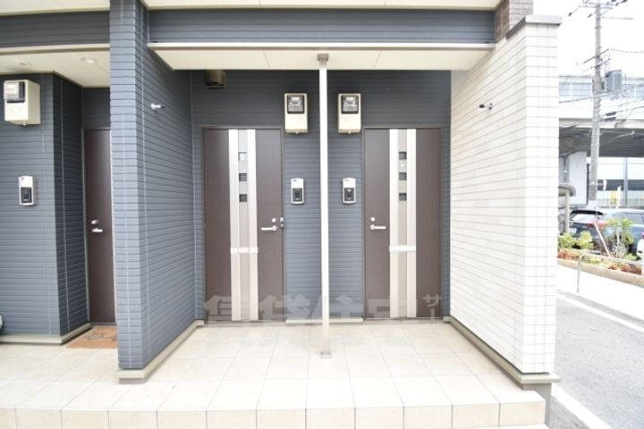 大阪府堺市西区浜寺石津町東1丁の賃貸アパートの玄関