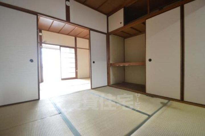 大阪府茨木市五日市2丁目の賃貸アパートの玄関