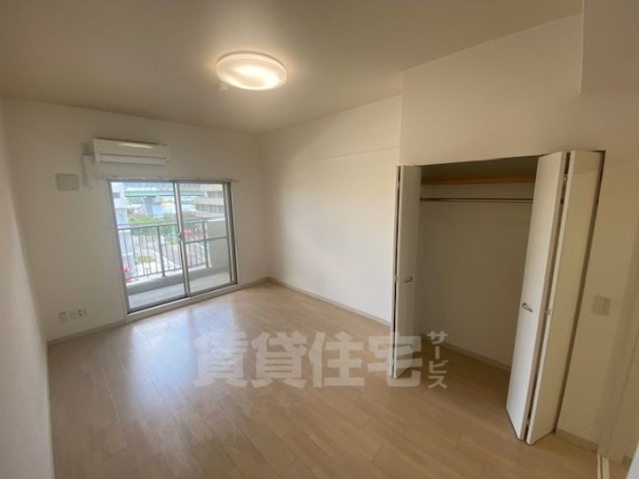 大阪府堺市堺区出島海岸通1丁の賃貸マンションの居間