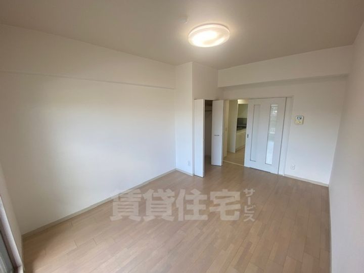 大阪府堺市堺区出島海岸通1丁の賃貸マンションの居間