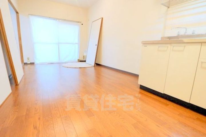 「サンパレス」の居間