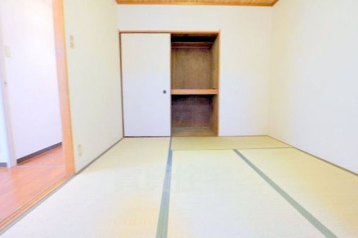 「サンパレス」の居間