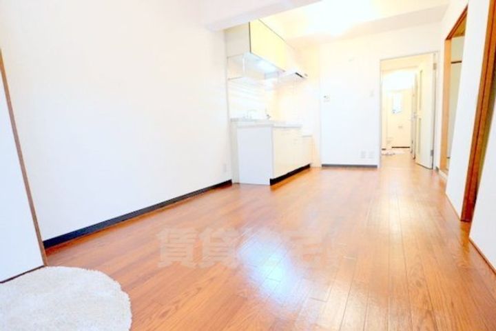 「サンパレス」の居間