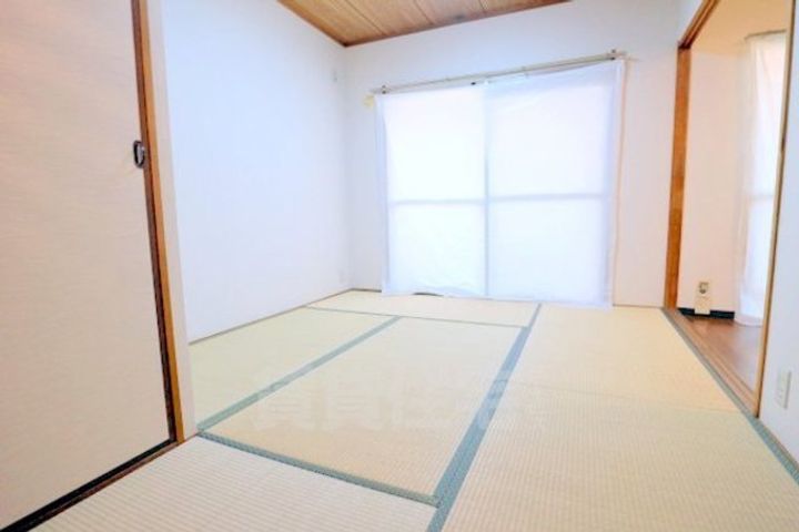 「サンパレス」の居間