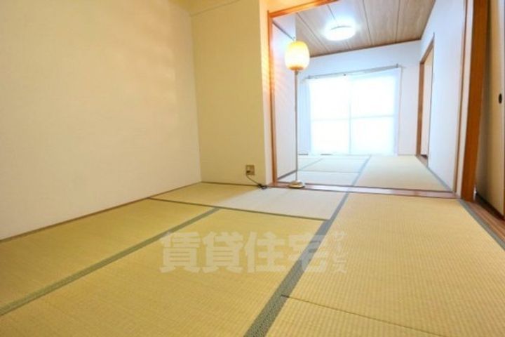 「サンパレス」の居間