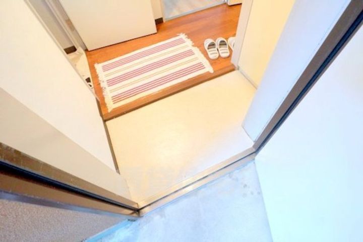 「サンパレス」の玄関