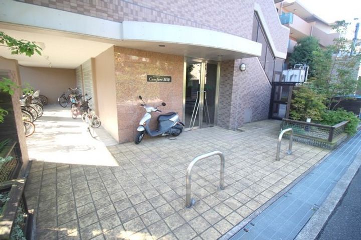 大阪府豊中市長興寺南4丁目の賃貸マンションの玄関
