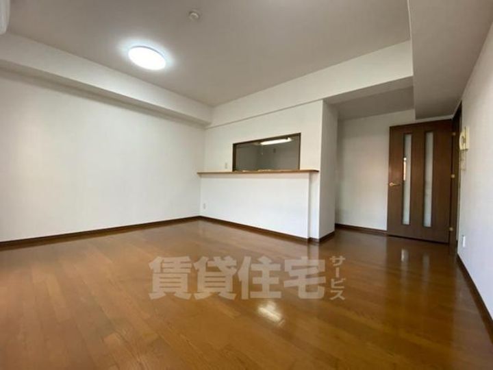 大阪府豊中市長興寺南4丁目の賃貸マンションの居間
