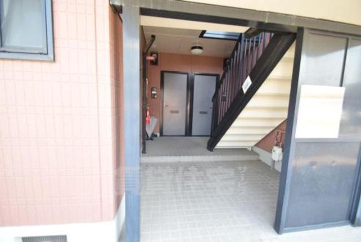 大阪府茨木市水尾3丁目の賃貸アパートの玄関