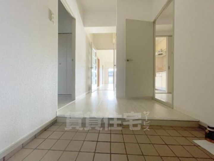 大阪府吹田市五月が丘北の賃貸マンションの玄関