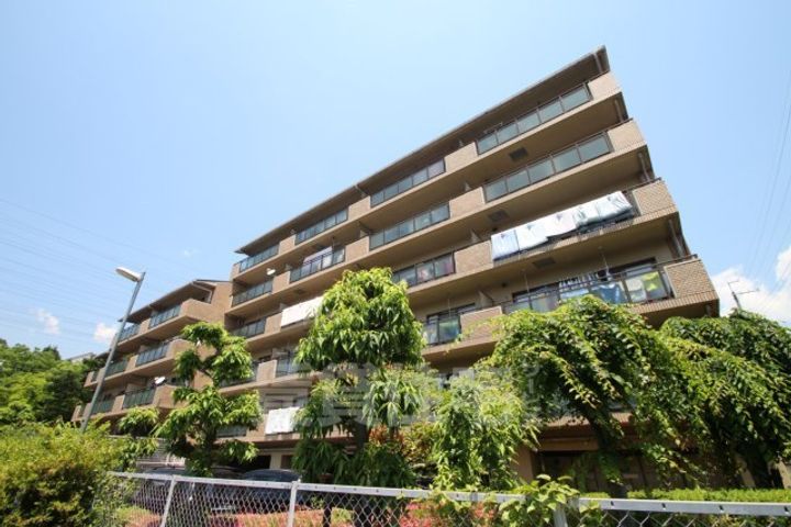 大阪府吹田市五月が丘北の賃貸マンションの外観
