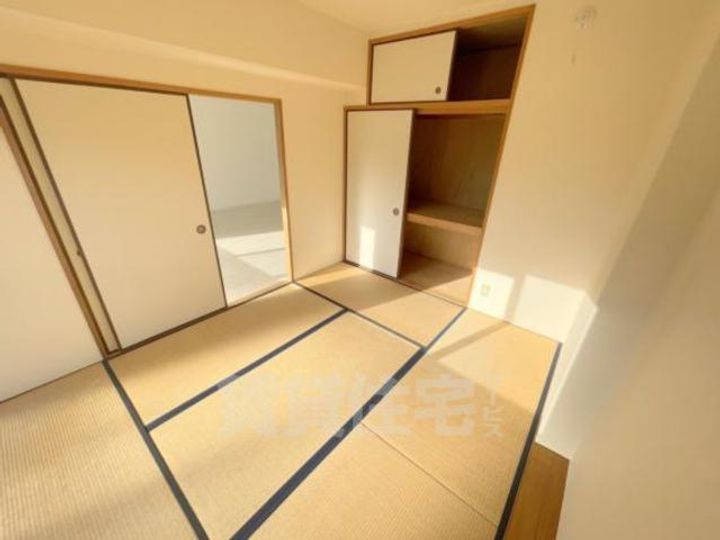 大阪府吹田市五月が丘北の賃貸マンションの居間