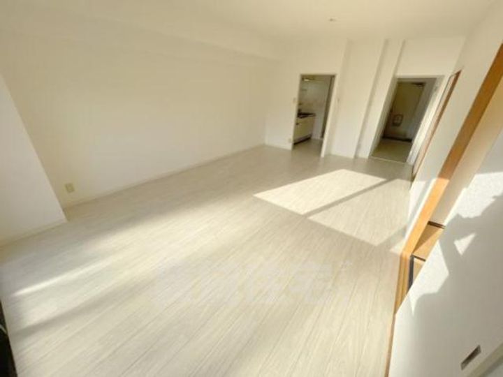 大阪府吹田市五月が丘北の賃貸マンションの居間